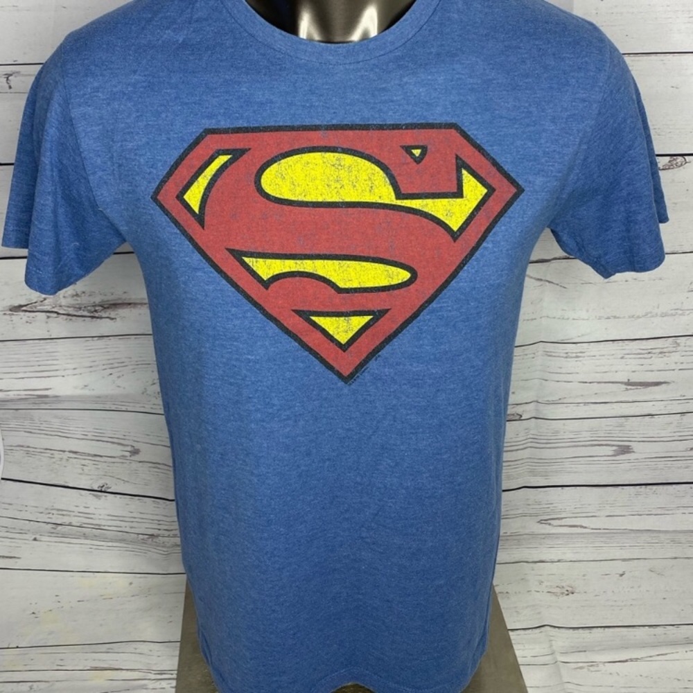 Blue men’s Superman shirt 👕